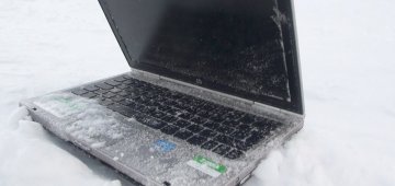 Čo sa stane, keď notebook hodíte do snehu (viackrát)? Pozrite sa TU